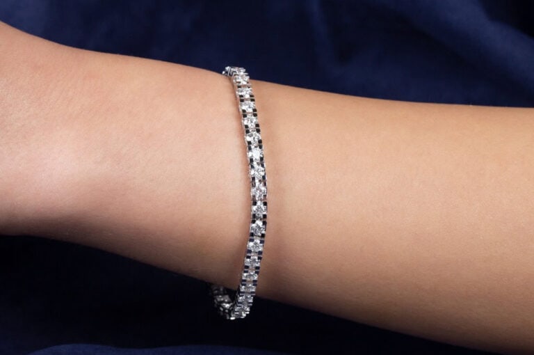 Schmuckstück Infinity Bracelet mit Diamanten