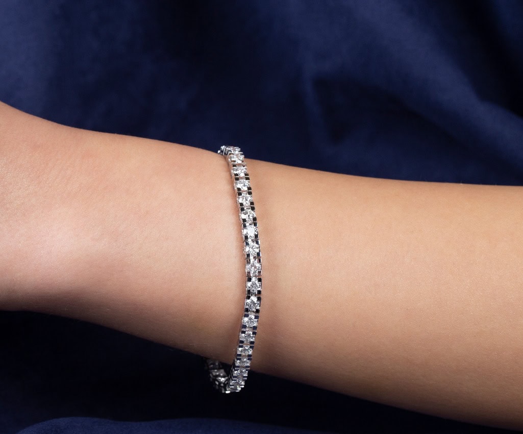 Schmuckstück Infinity Bracelet mit Diamanten